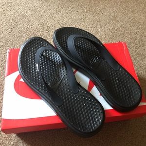 Brand New Nike Solay flip flops! Men’s! Size 9.